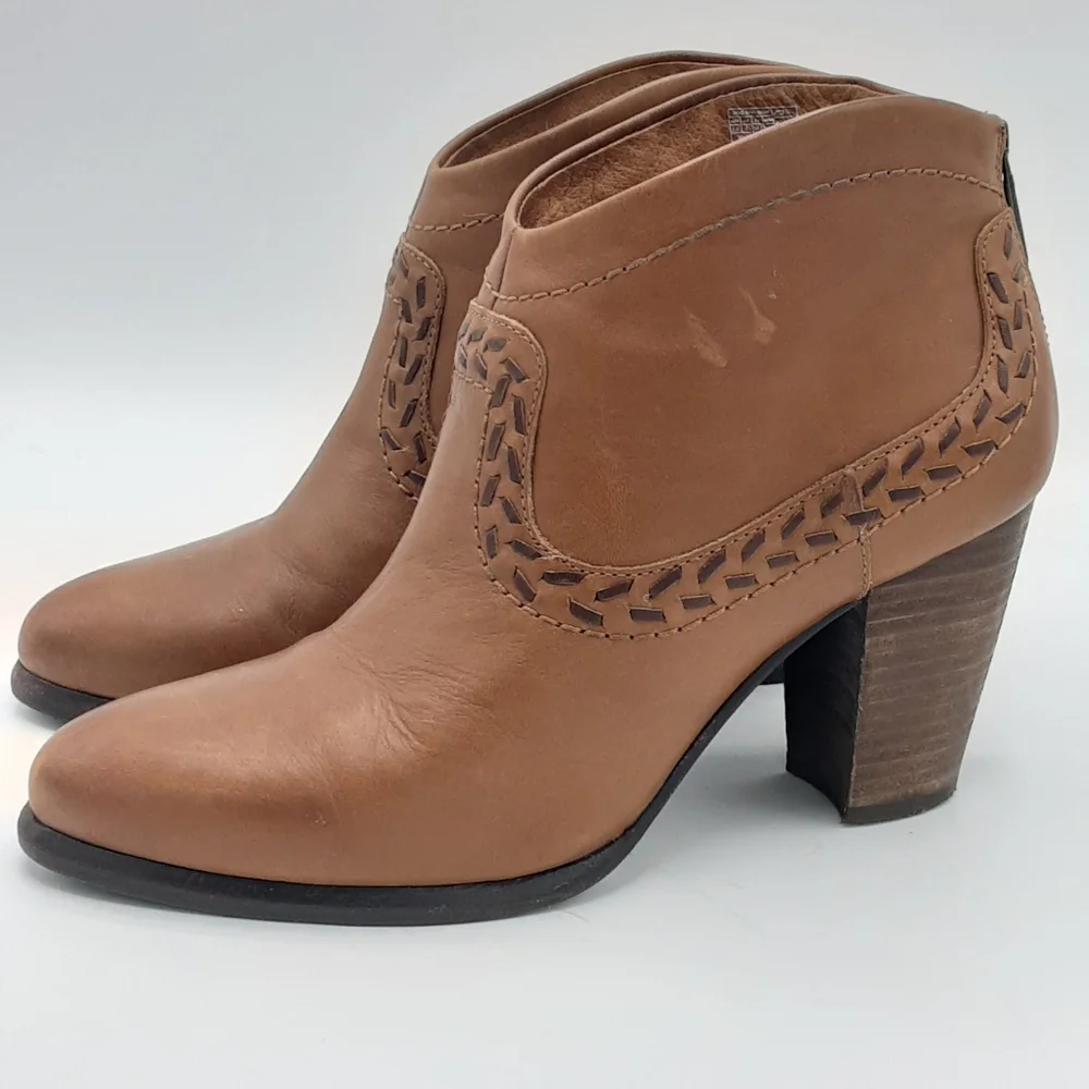 UGG Charlotte Brown Leather Ankle Boot.